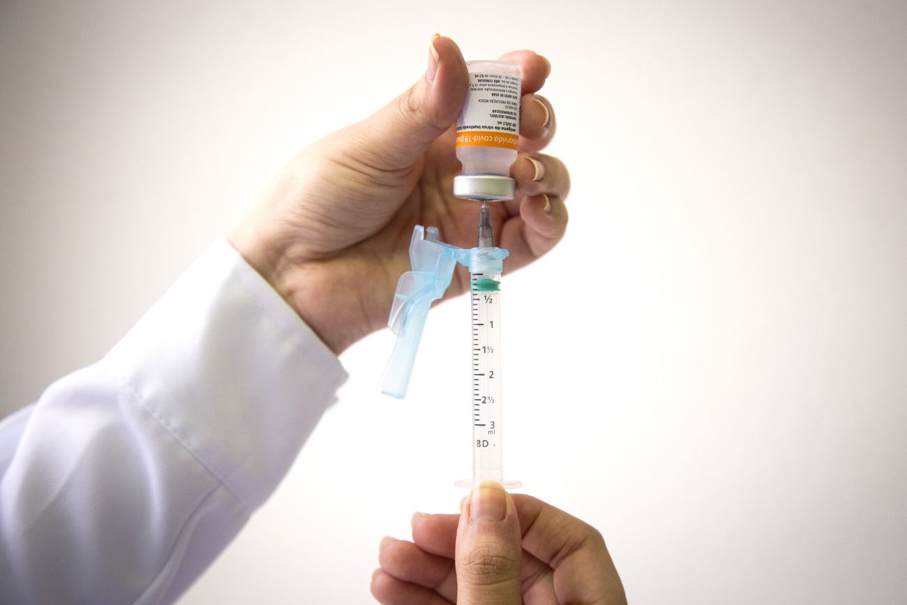 Plano de vacinação deixa comunidades à margem de ações pouco definidas