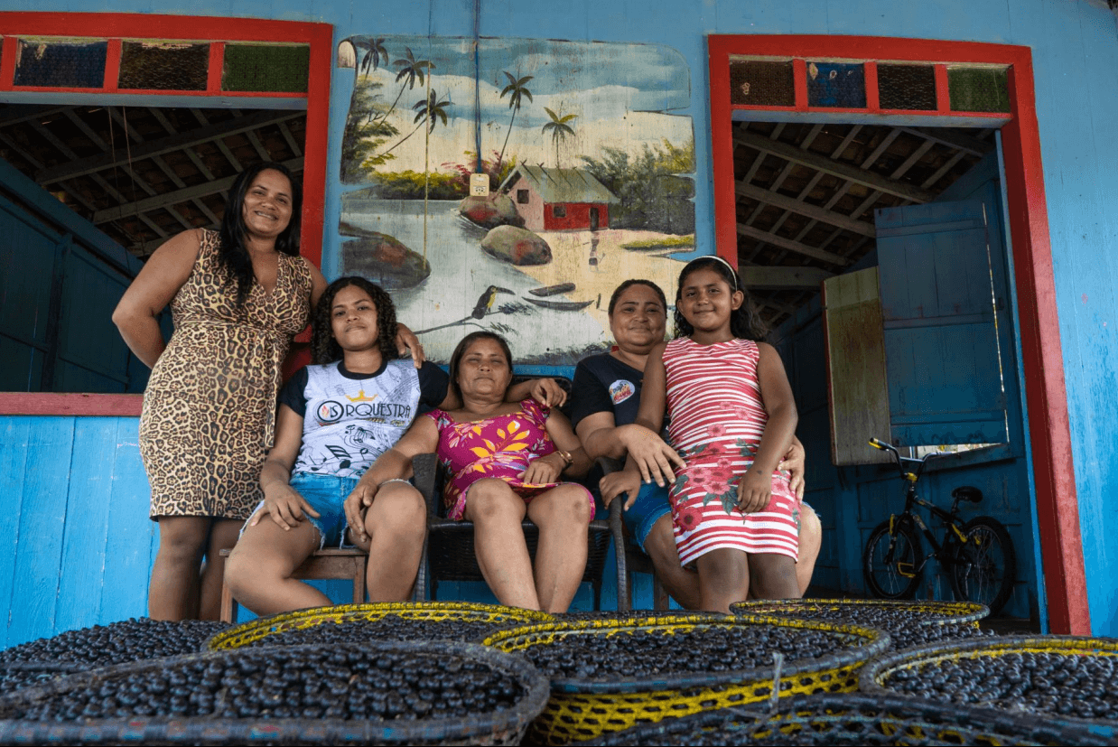 Exposição fotográfica dá visibilidade às mulheres na cadeia do açaí
